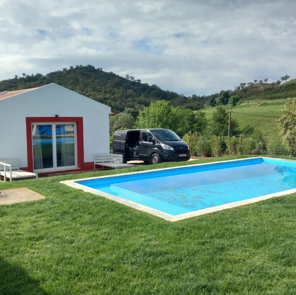 Carrinha de trabalho junto a alojamento local com piscina e relvado, Odemira