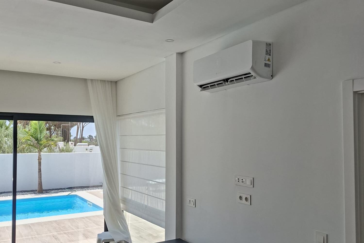 Sala de estar com ar condicionado Bosch e vista para a piscina, Quinta da Balaia, Albufeira