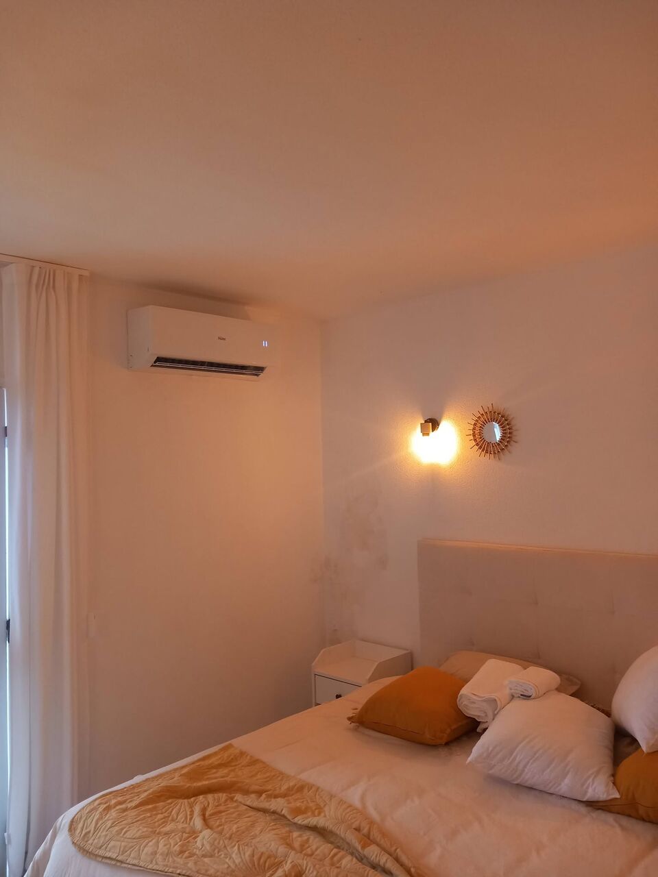 Unidade interior de ar condicionado instalada em quarto de alojamento local, Carvoeiro, Lagoa