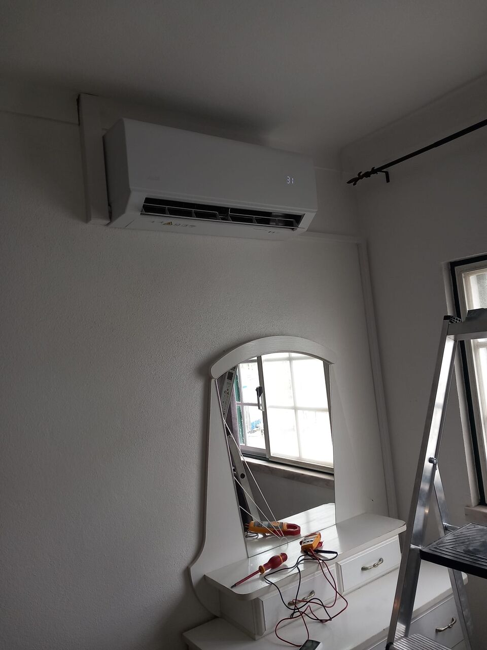 Unidade interior de ar condicionado AUX instalada em quarto em obras, com escada, Comporta, Alcácer do Sal
