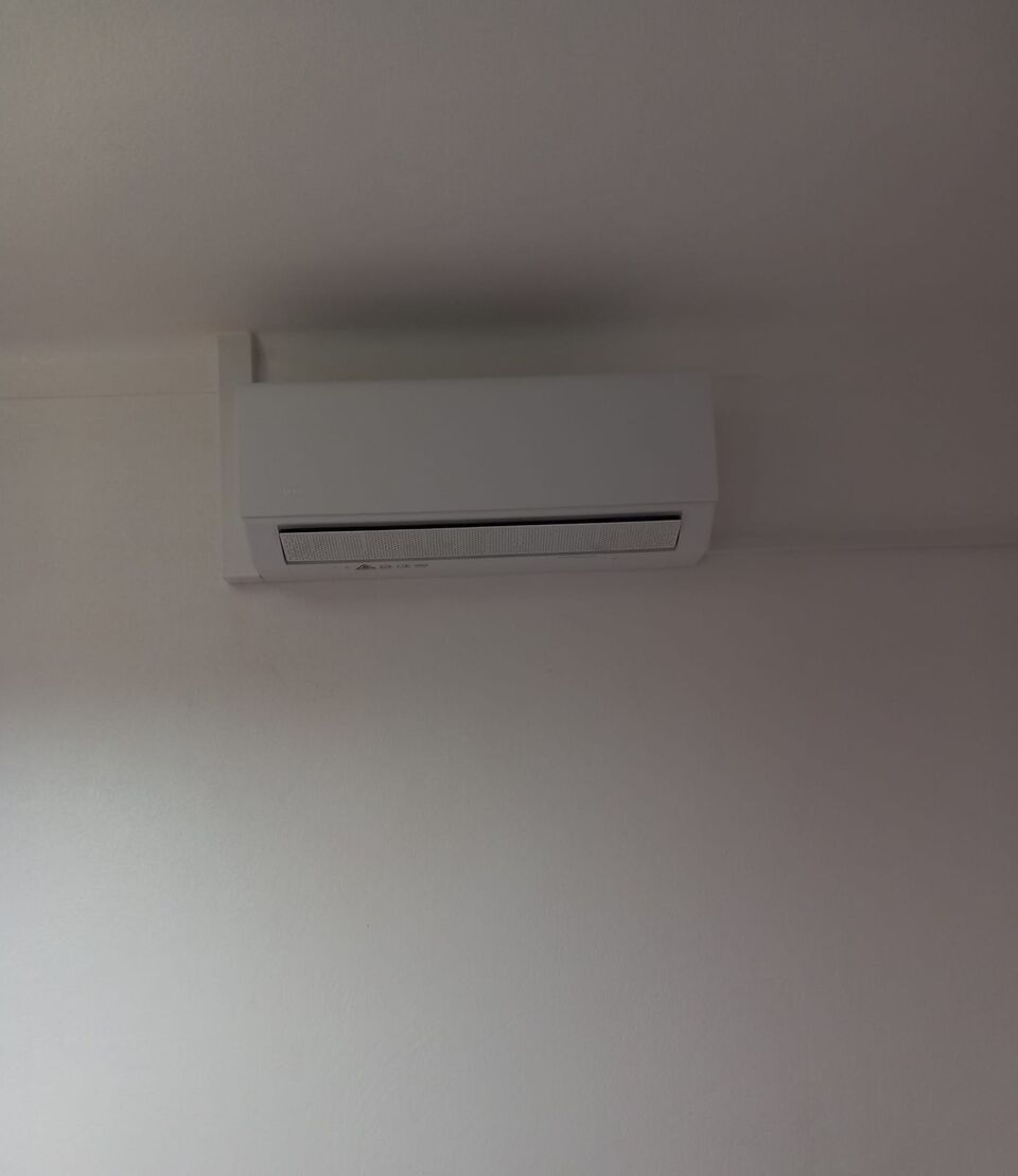 Unidade interior de ar condicionado AUX instalada em parede branca, alojamento local, Comporta, Alcácer do Sal