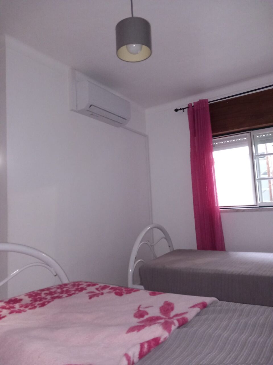 Unidade interior de ar condicionado AUX instalada sobre cama, alojamento local, Comporta, Alcácer do Sal
