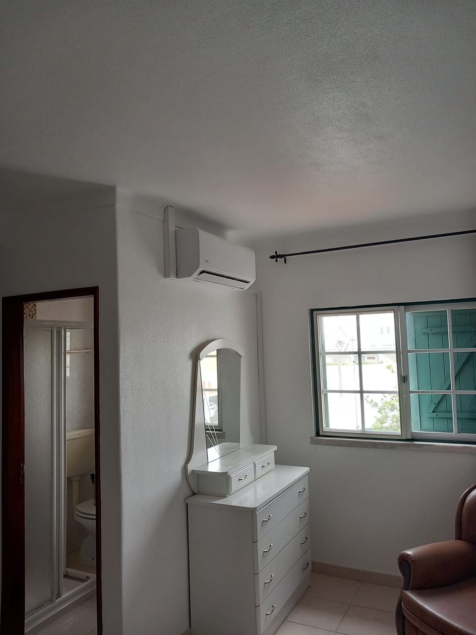 Unidade interior de ar condicionado AUX instalada em quarto com espelho e cómoda, alojamento local, Comporta, Alcácer do Sal