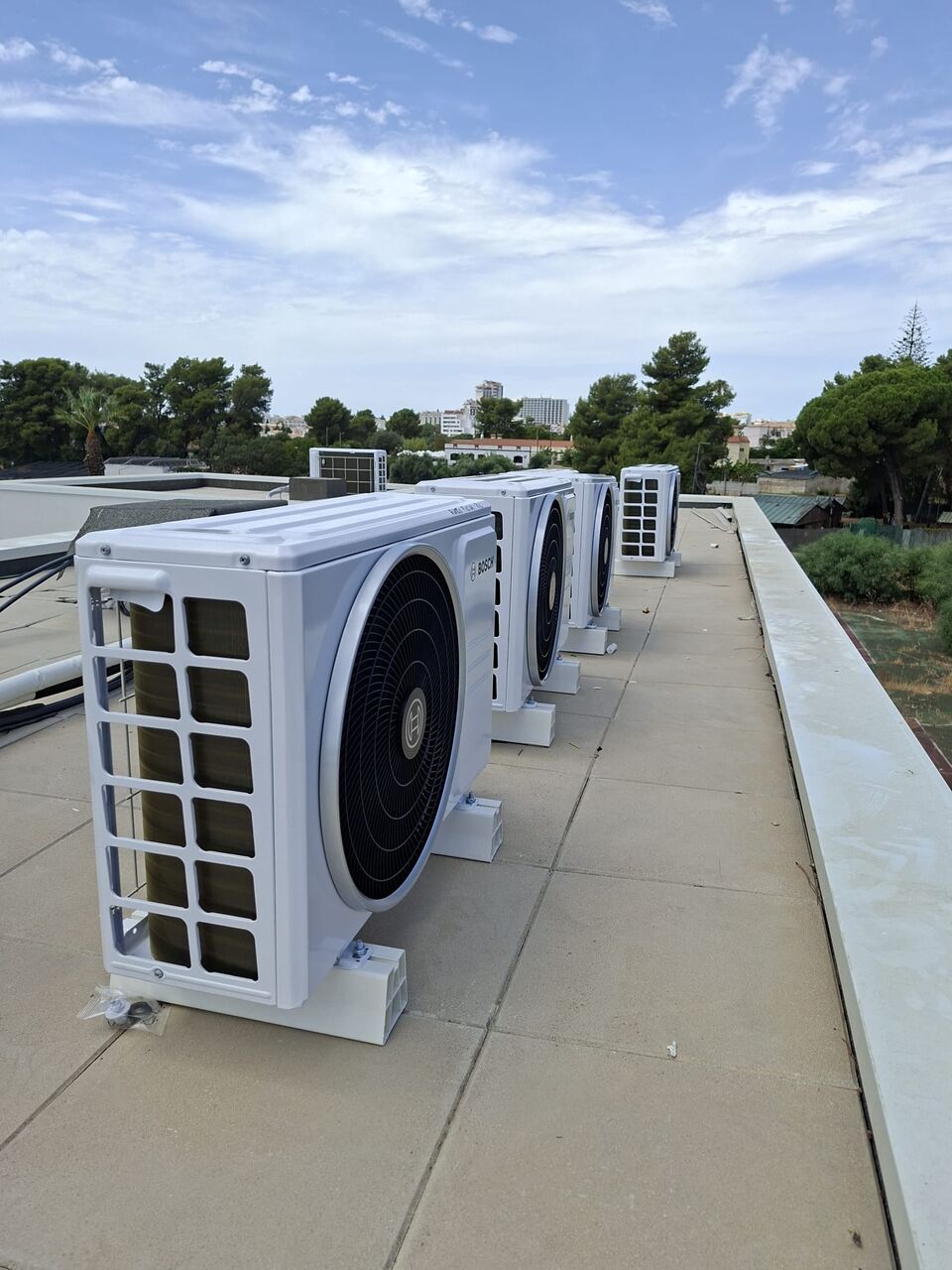 Unidades exteriores de ar condicionado Bosch instaladas em terraço, Quinta da Balaia, Albufeira