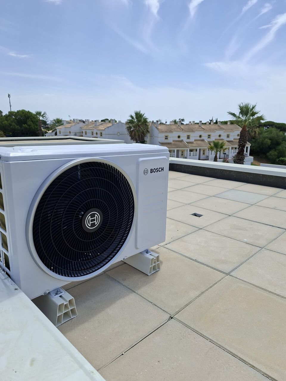 Unidade exterior de ar condicionado Bosch instalada em terraço com vista para a envolvente, Quinta da Balaia, Albufeira