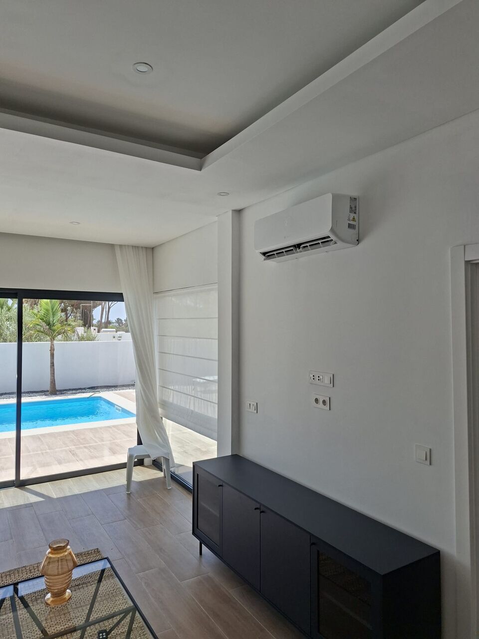 Sala de estar com ar condicionado Bosch e vista para a piscina, Quinta da Balaia, Albufeira