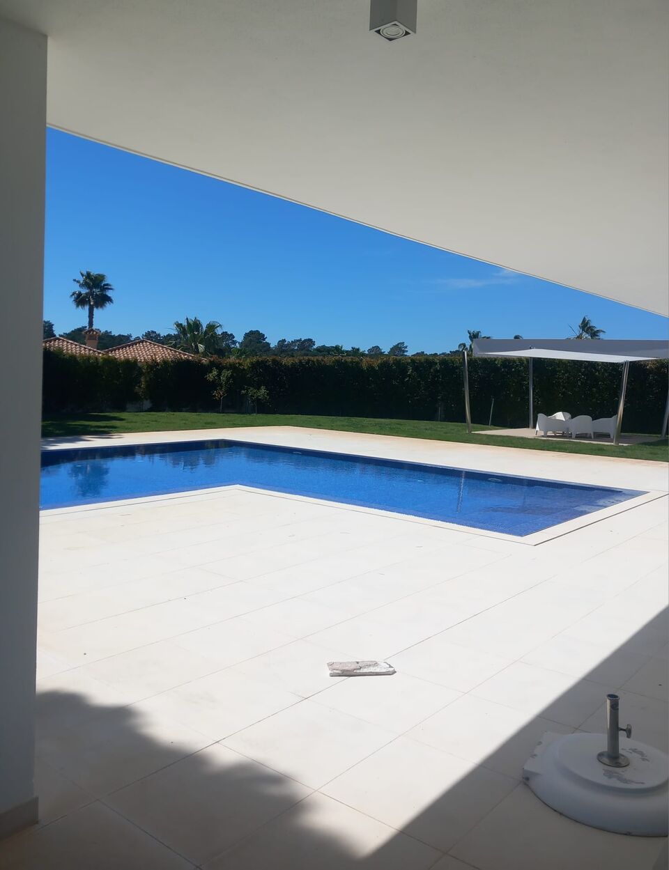 Piscina e jardim de moradia de luxo na Quinta do Lago, Loulé