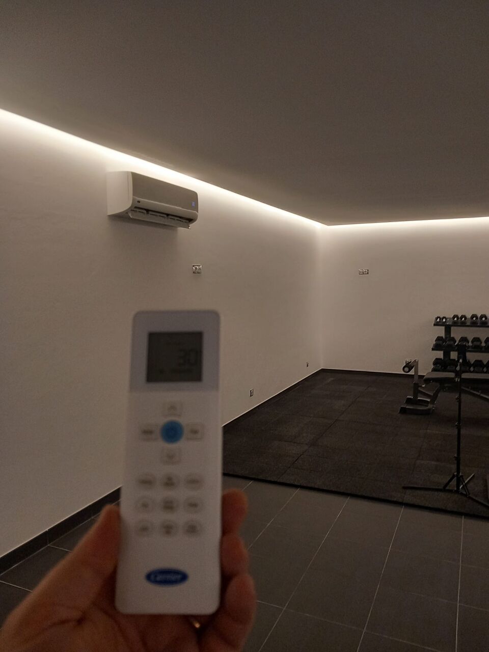Unidade interior de ar condicionado Carrier instalada em ginásio doméstico, Quinta do Lago, Loulé