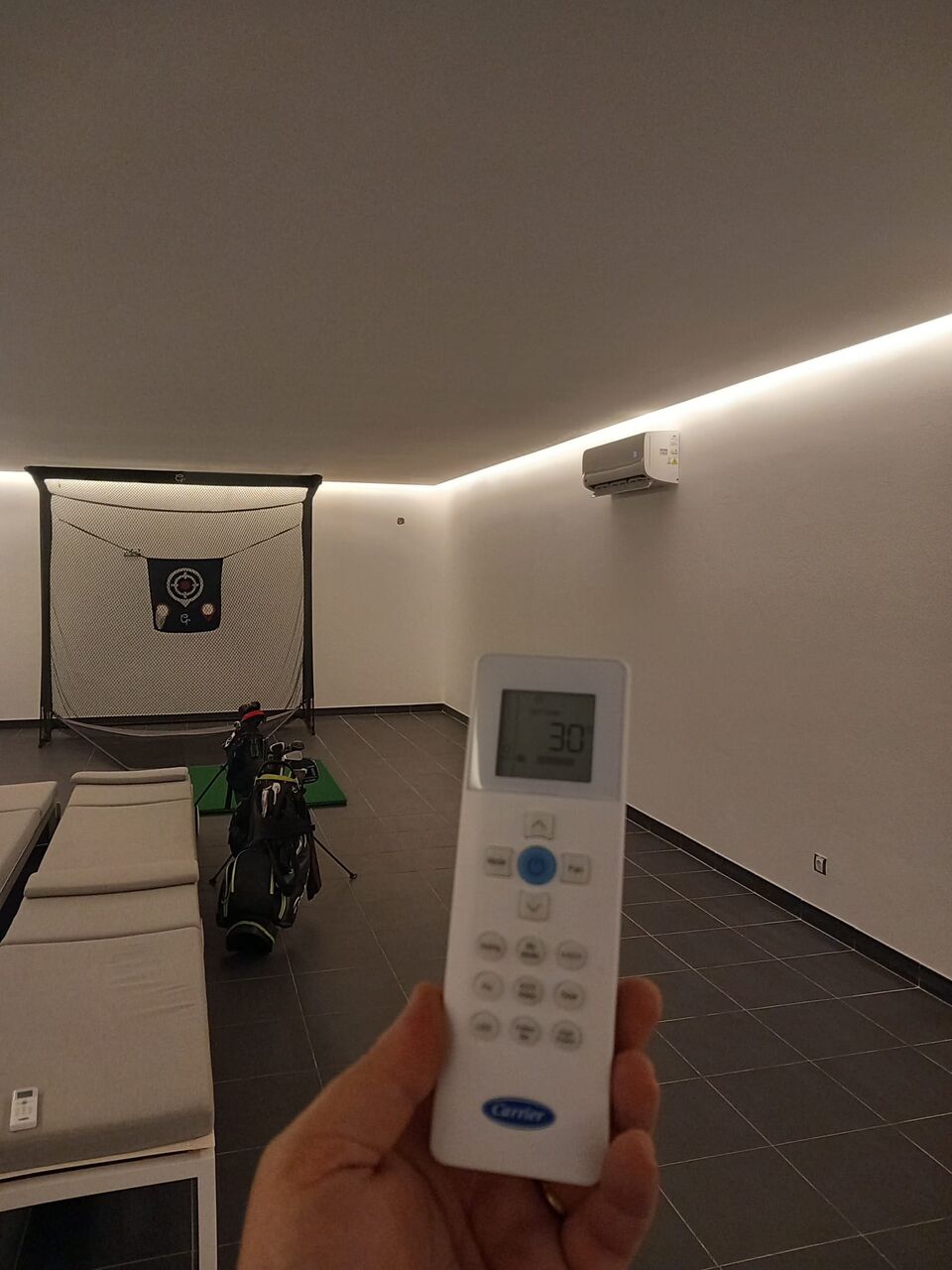 Unidade interior de ar condicionado Carrier instalada em quarto, Quinta do Lago, Loulé