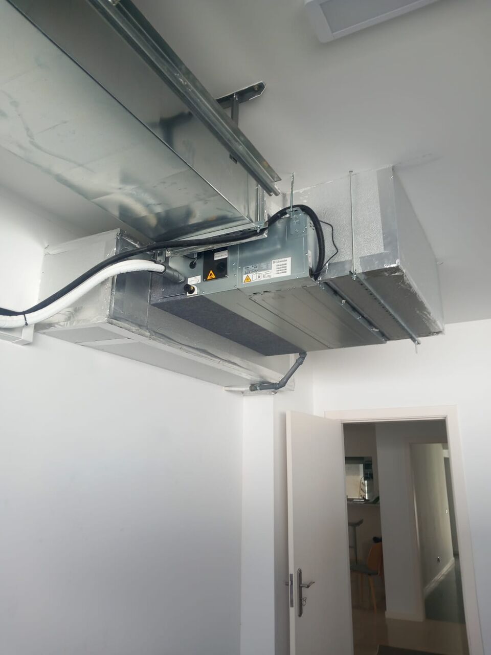 Unidade de ar condicionado por condutas instalada em teto, junto a corredor, Quinta do Lago, Loulé