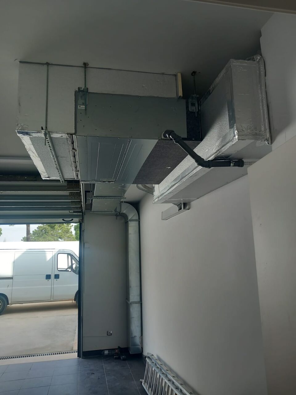 Condutas de ar condicionado isoladas instaladas em teto de garagem, Quinta do Lago, Loulé