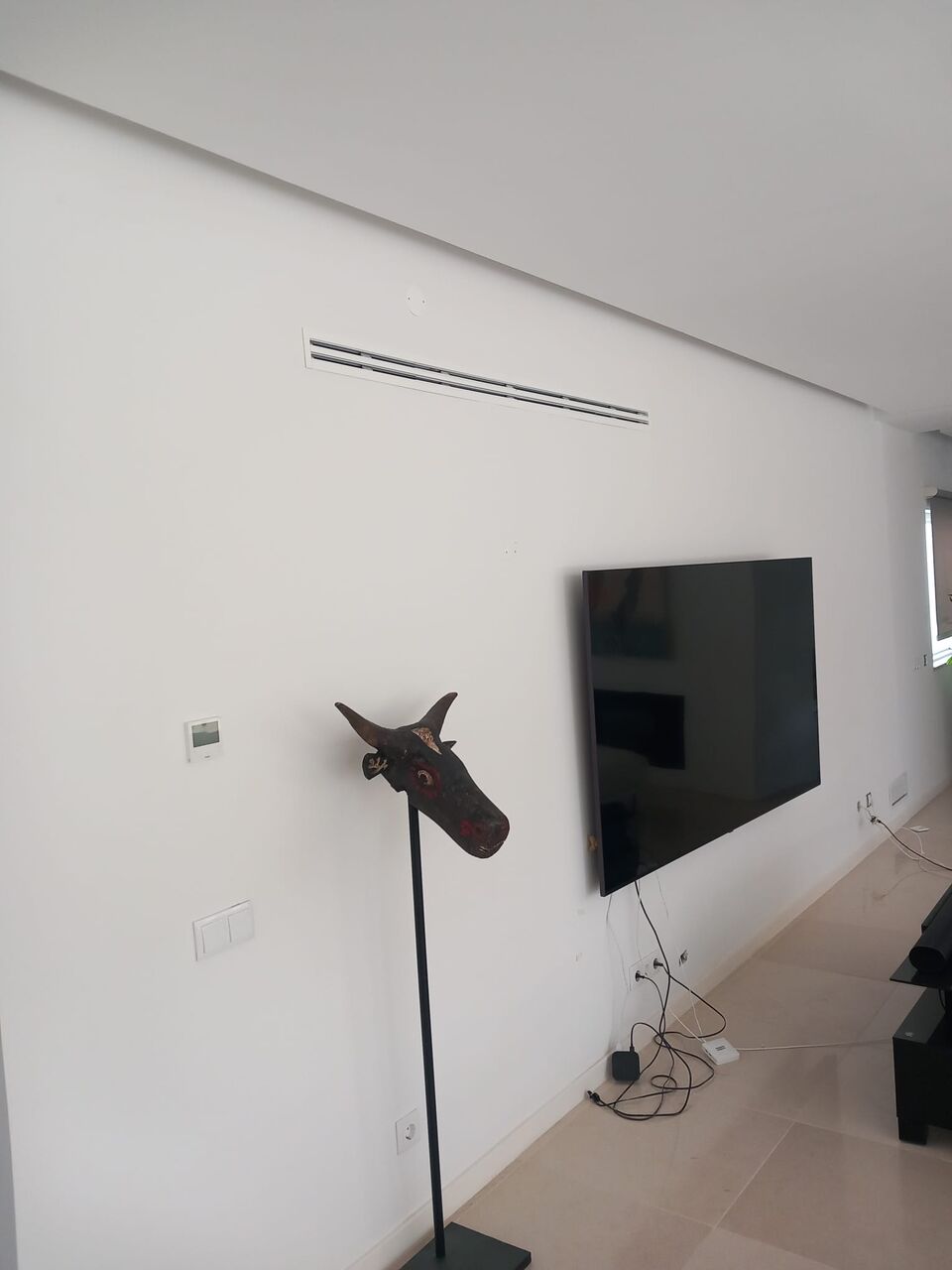 Sala com grelha de ar condicionado por condutas e televisão na parede, Quinta do Lago, Loulé