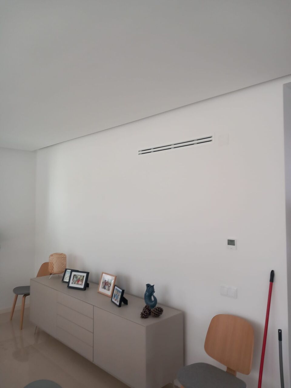 Sala com grelha de ar condicionado por condutas sobre aparador, Quinta do Lago, Loulé