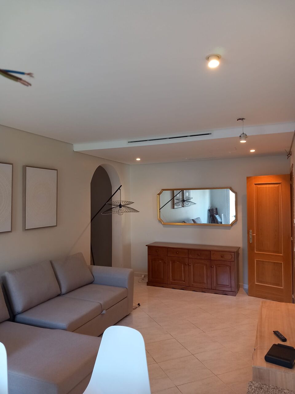 Sala de estar com grelha de ar condicionado por condutas embutida no teto, Vilamoura