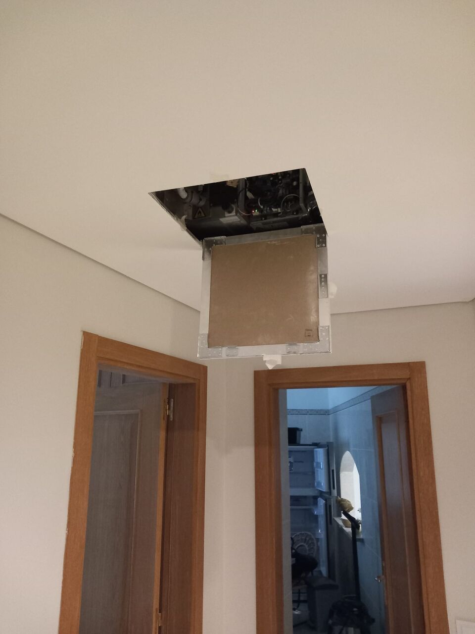 Grelha de retorno de ar condicionado por condutas em teto, antes do acabamento final, Vilamoura