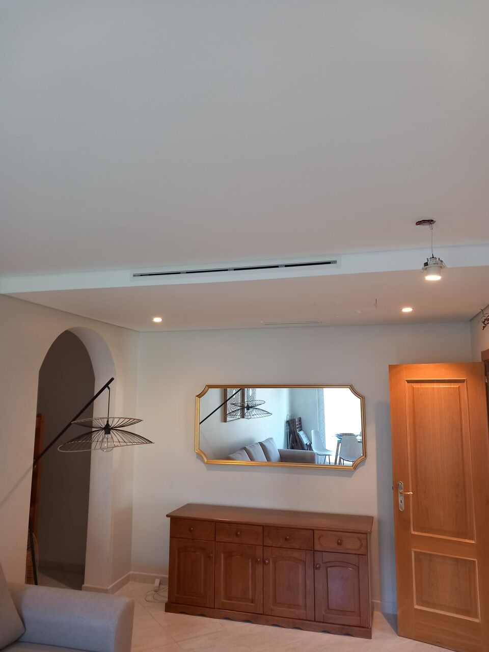 Sala de estar com ar condicionado por condutas instalado, teto acabado, Vilamoura