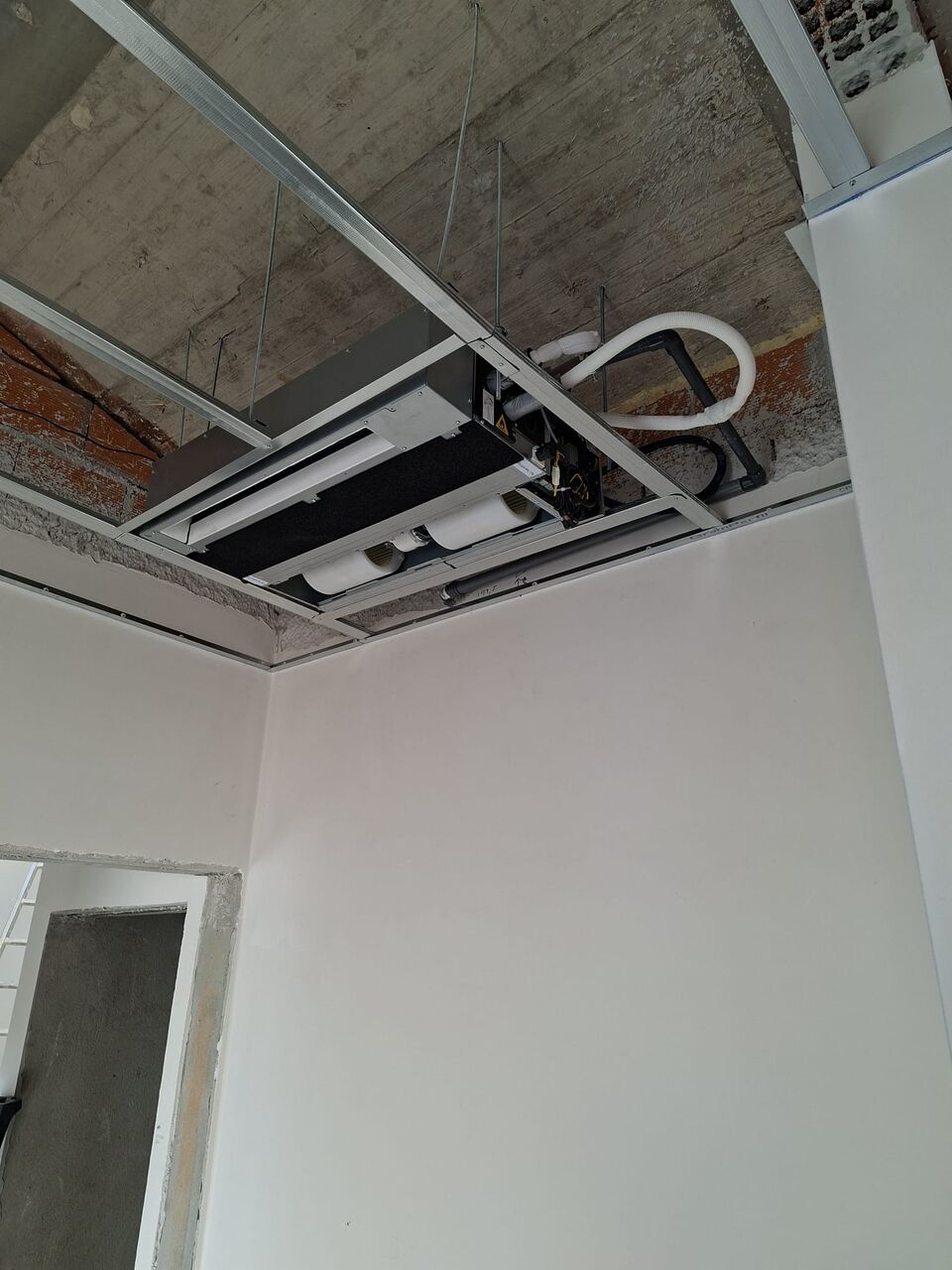 Unidade de ar condicionado por condutas instalada em teto falso de betão, Vilamoura