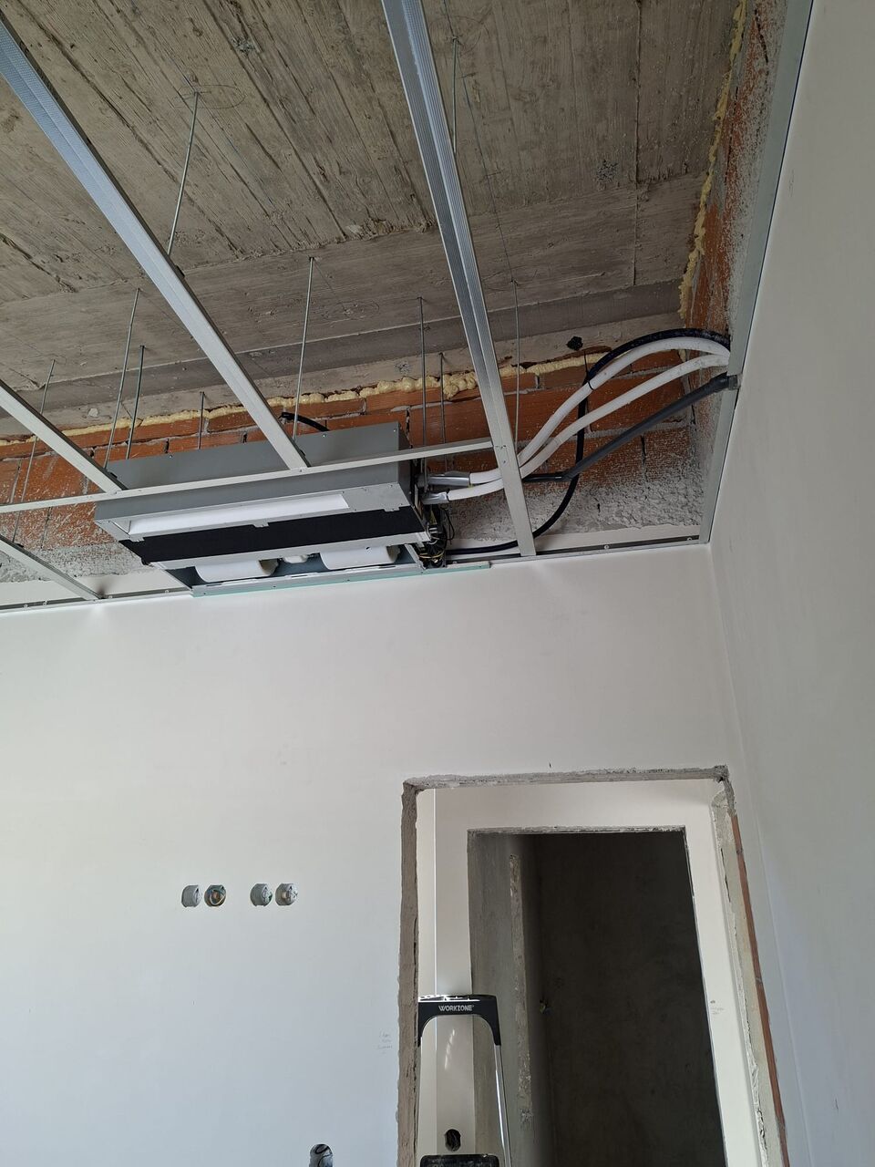 Cablagem e fixação de unidade de ar condicionado por condutas em teto, Vilamoura