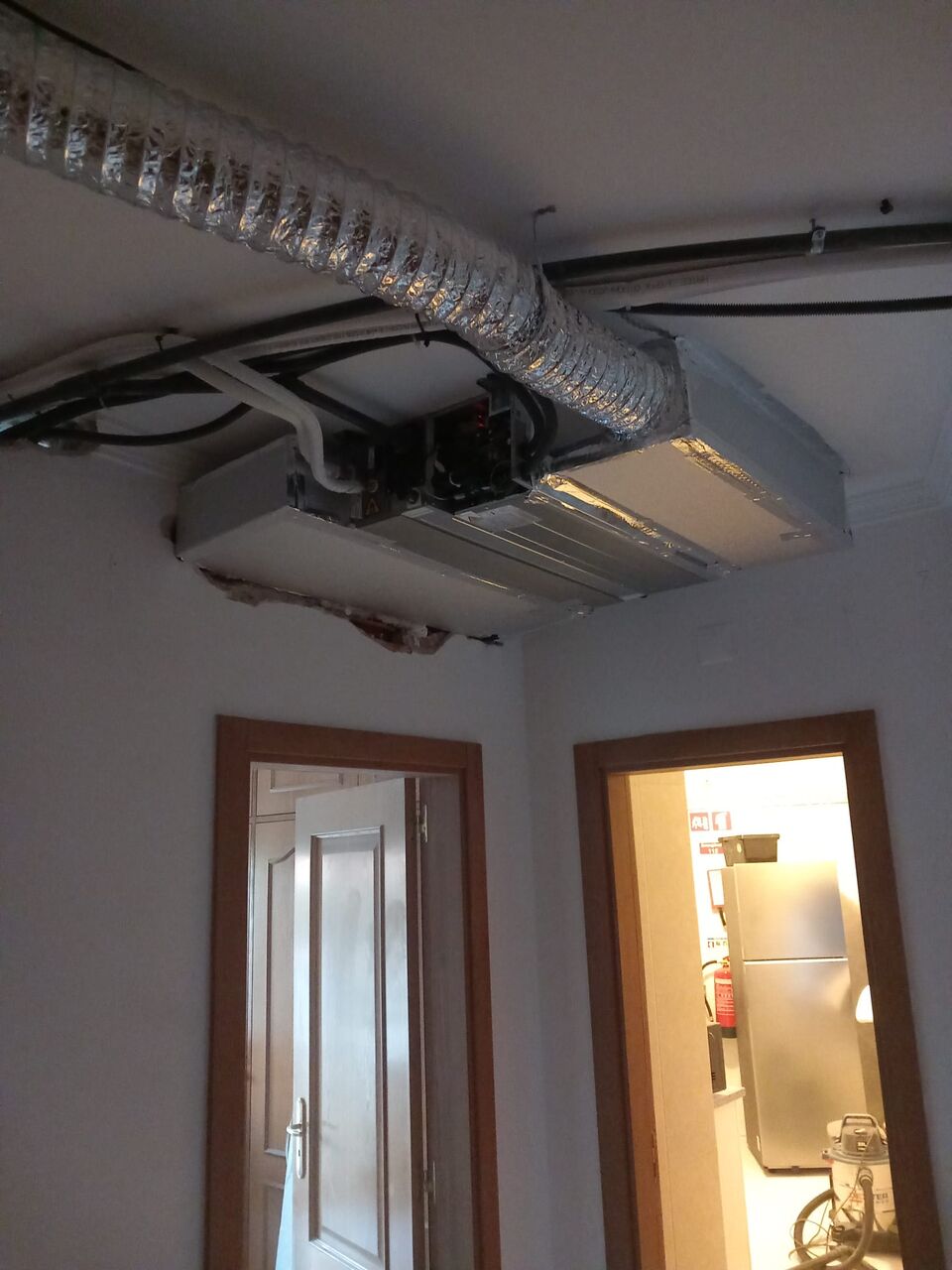 Conduta de ar condicionado com isolamento térmico instalada em teto, Vilamoura