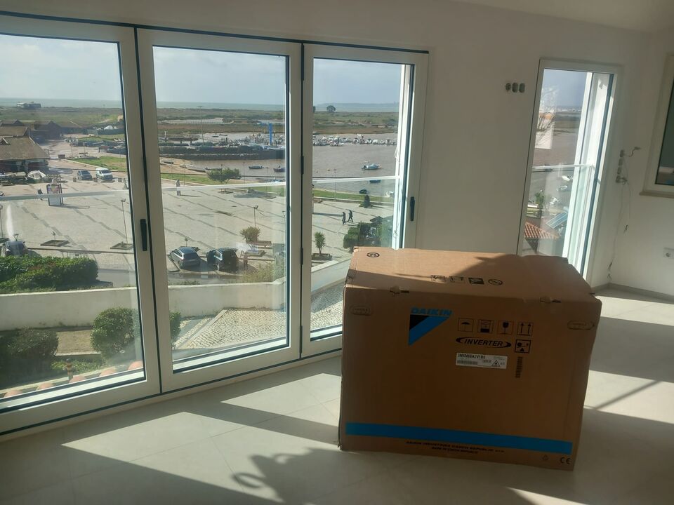Sala com vista para o mar preparada para instalação de ar condicionado Daikin, Alvor