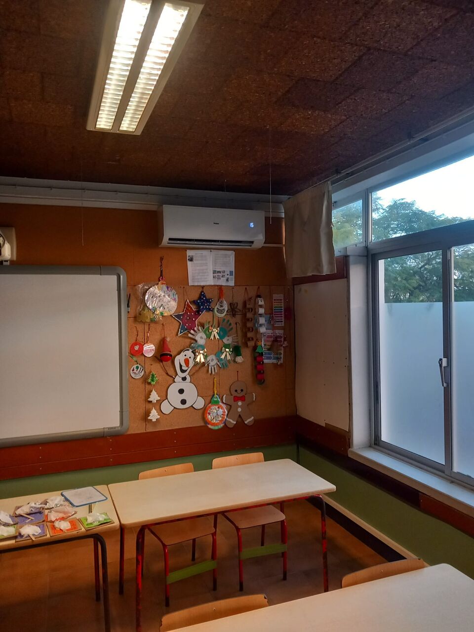 Unidade interior de ar condicionado Haier instalada em sala de aula, escola primária em Portimão