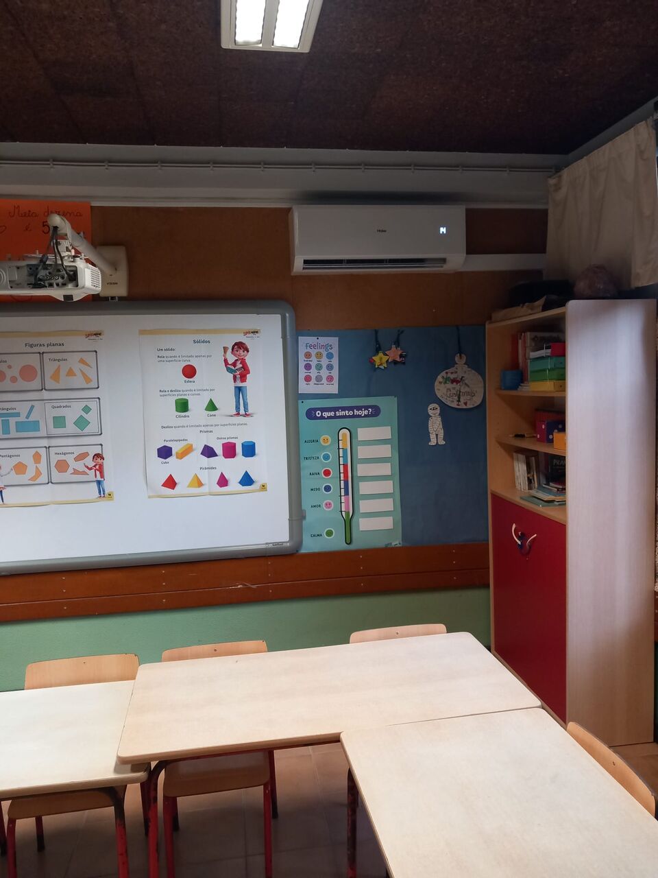 Ar condicionado Haier instalado em sala de aula com quadro e materiais escolares, Portimão