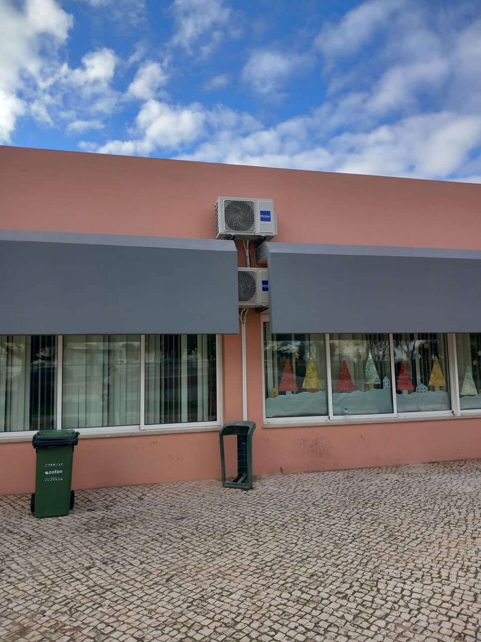 Duas unidades exteriores de ar condicionado Haier instaladas em escola primária, Portimão