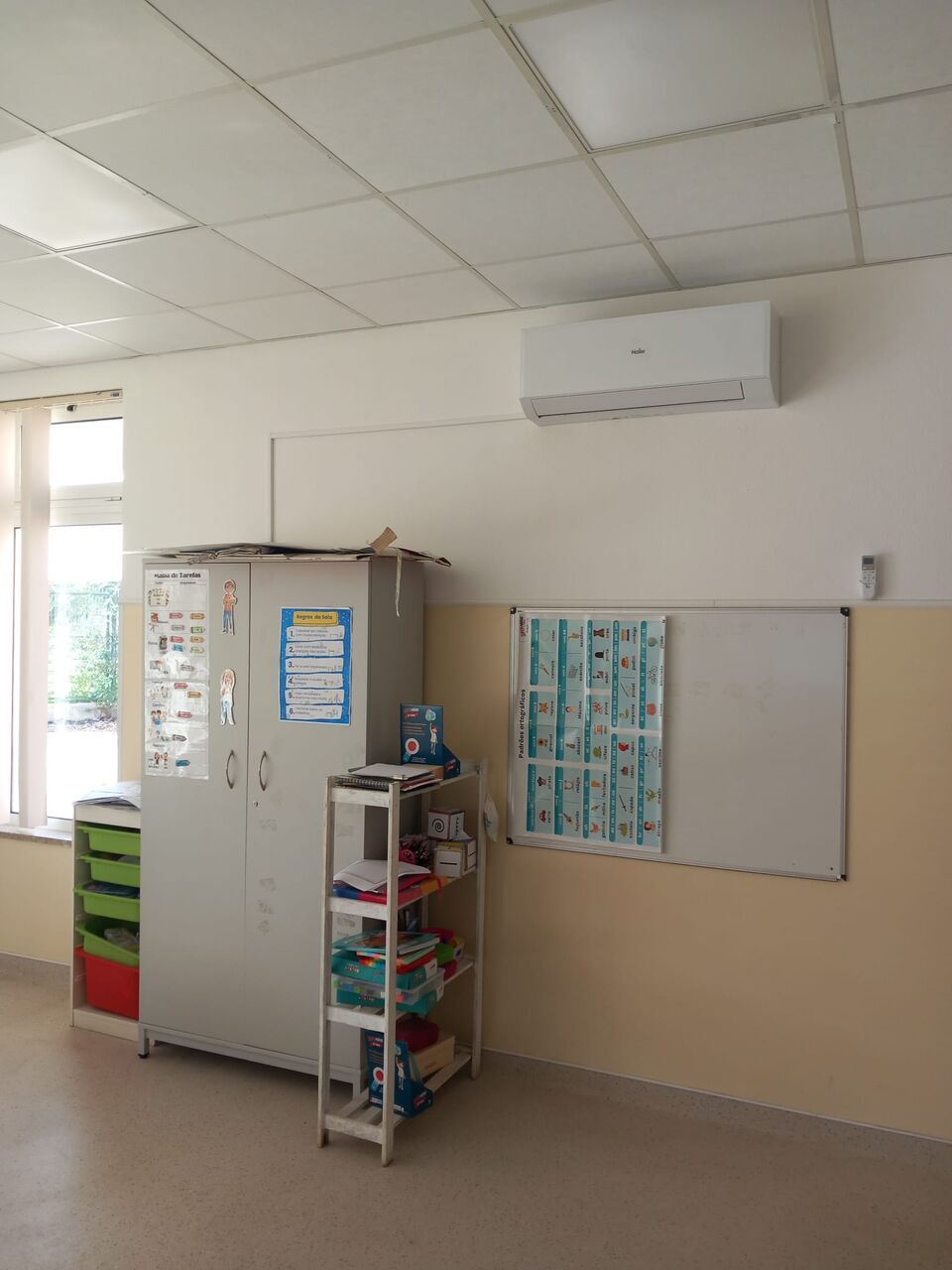 Corredor de escola primária preparado para instalação de ar condicionado, Portimão