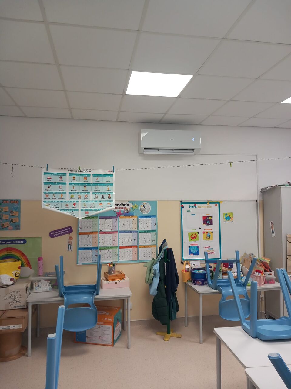 Ar condicionado Haier instalado em sala de aula com material didático, escola primária em Portimão