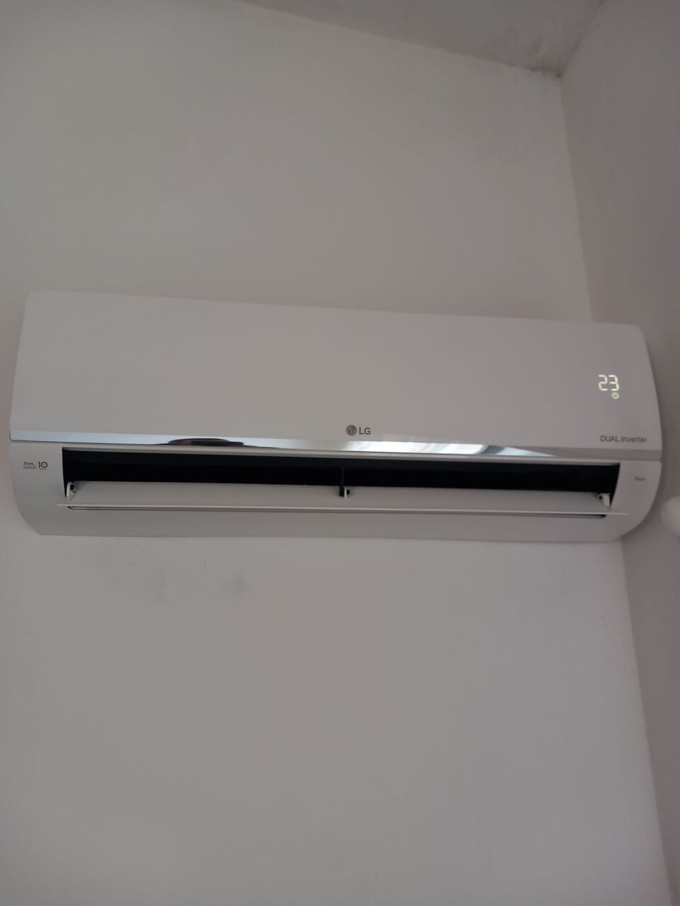 Unidade interior de ar condicionado LG instalada em parede branca, Portimão