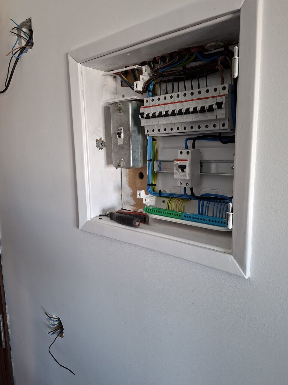 Quadro elétrico aberto com disjuntores e cablagem instalados