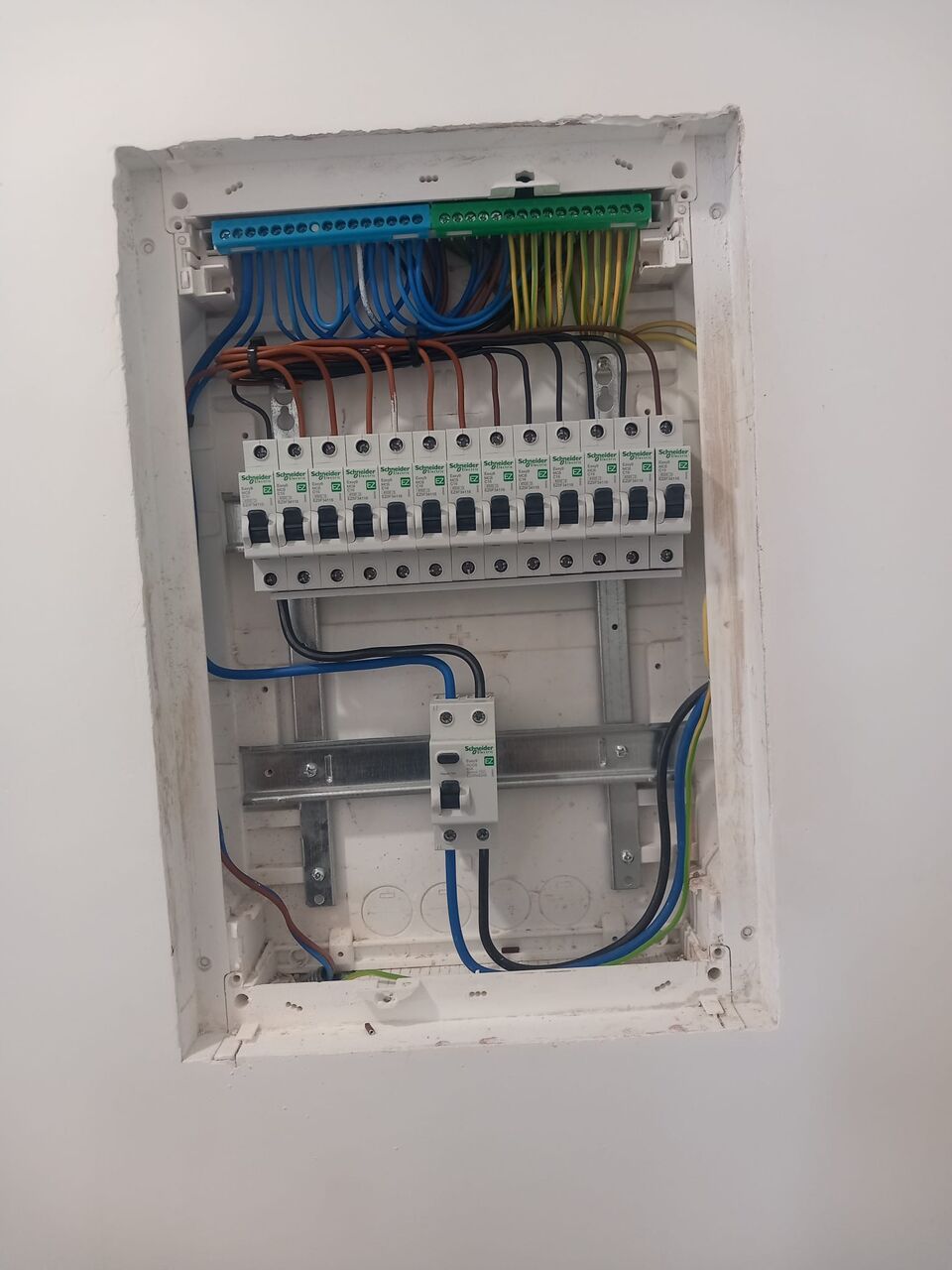 Quadro elétrico embutido em parede com disjuntores e cablagem organizada
