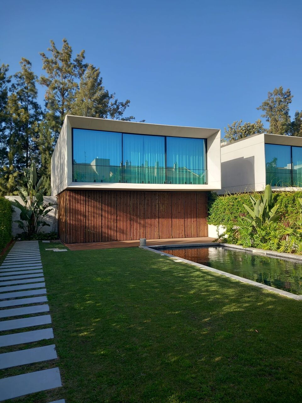 Moradia de arquitetura moderna com piscina e jardim, Vilamoura