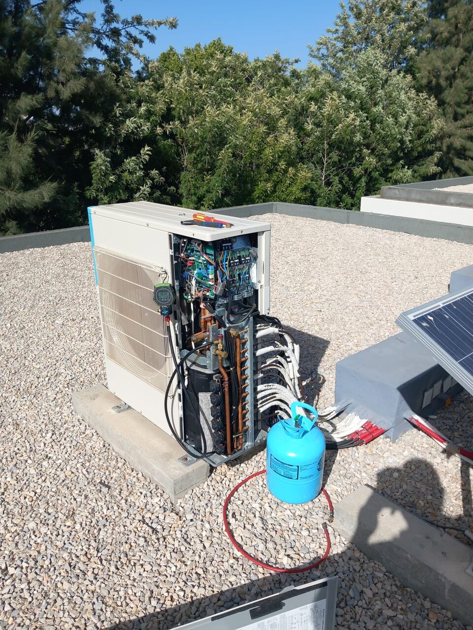 Manutenção de unidade exterior de ar condicionado Mitsubishi com recarga de gás refrigerante, Vilamoura