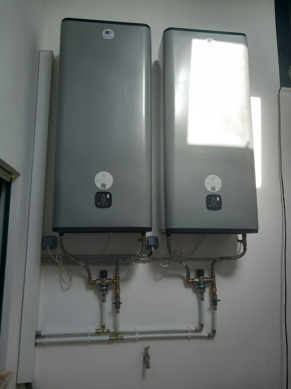 Dois termoacumuladores Thermor de 120 litros instalados lado a lado, alojamento local, Comporta, Alcácer do Sal