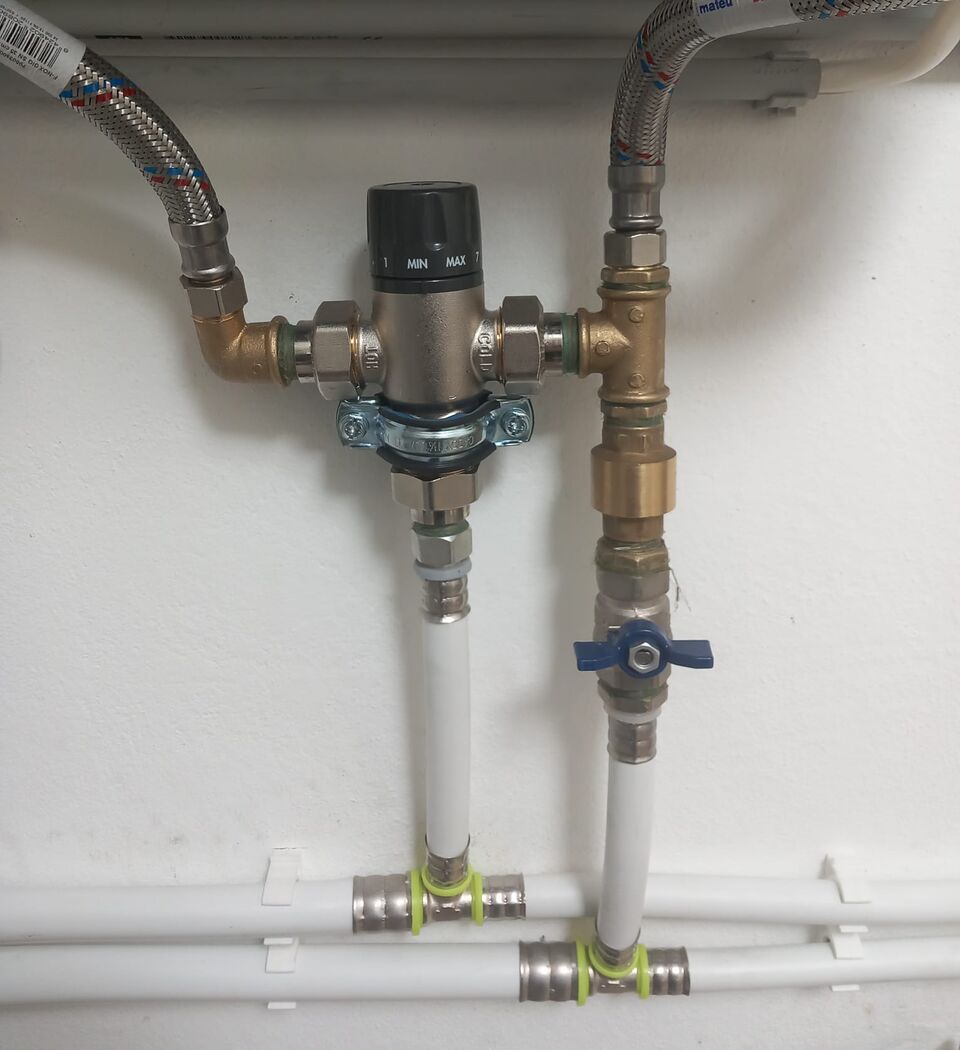Válvula misturadora termostática Caleffi instalada em sistema de águas quentes, alojamento local, Comporta, Alcácer do Sal
