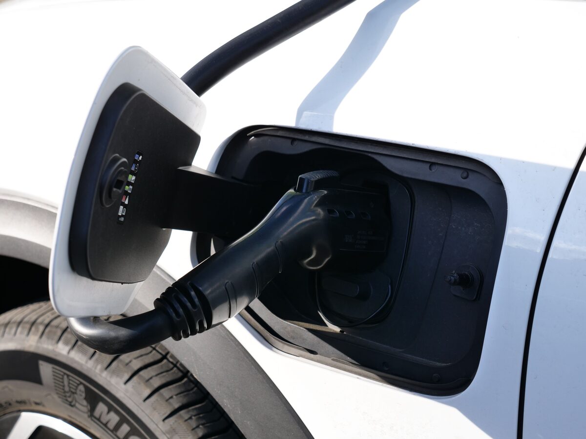 Conector de carregamento ligado à tomada de um carro elétrico