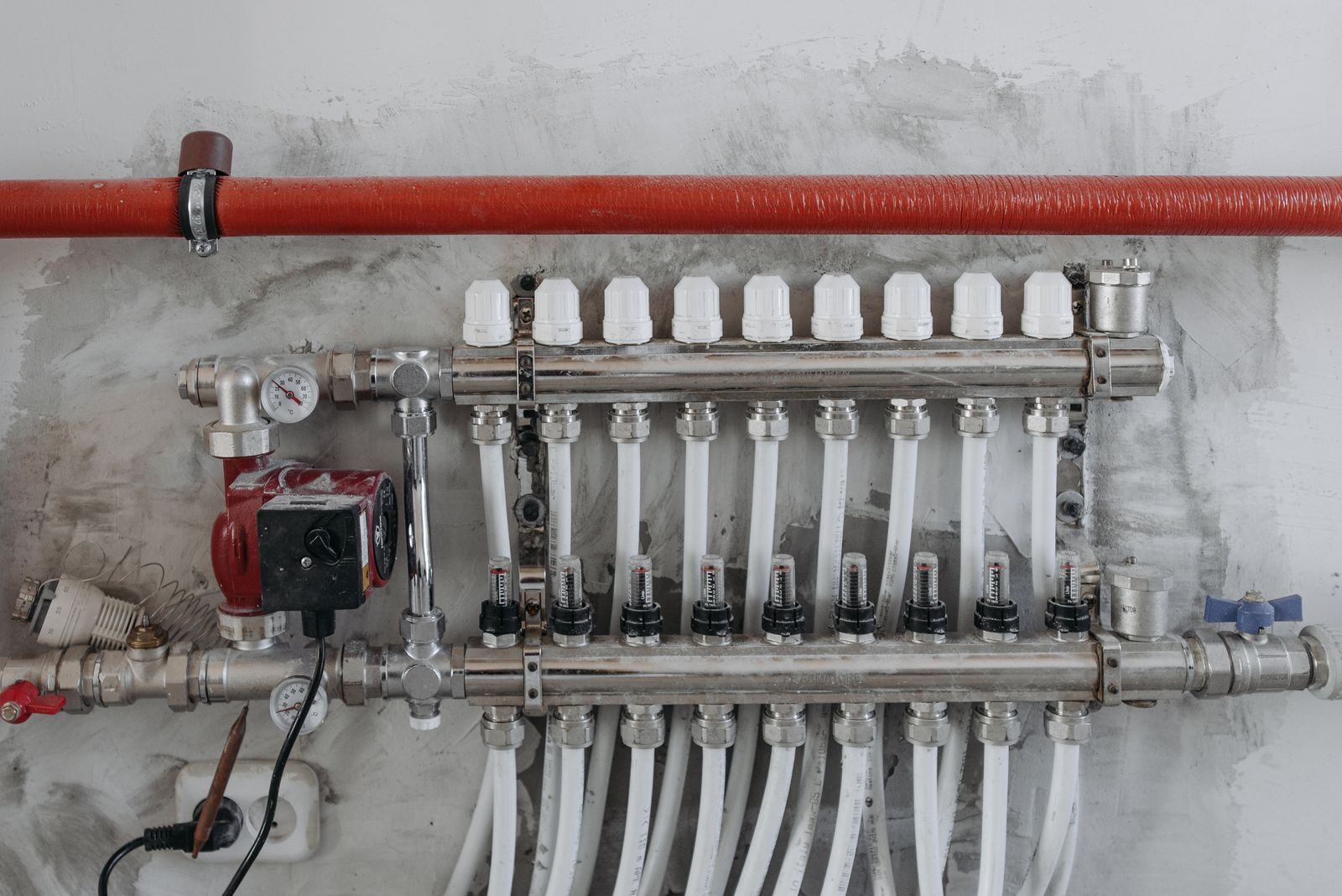 Coletor de piso radiante hidráulico com tubagem e válvulas